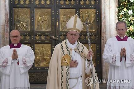 (EPA=연합뉴스) 프란치스코 교황이 20일 바티칸 성베드로 성당의 성문을 닫으며 '자비의 희년' 폐막을 선포했다.