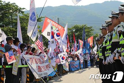 22일 오후 경북 성주군 소성리 마을회관 밑 도로에서 태극기혁명국민운동본부 주최로 열린 '사드 찬성' 보수단체 집회에 10여개 보수단체 회원 700여명(경찰 추산)이 모이자 경찰이 폴리스 라인을 설치하고 병력을 투입해 만약의 충돌에 대비하고 있다.2017.6.22/뉴스1 © News1 정우용 기자