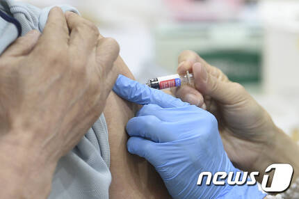 무료 독감 예방접종을 하고 있다./뉴스1 © News1 허예슬 인턴기자