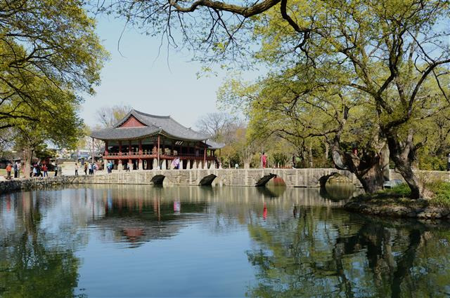 전북 남원시는 지리산을 끼고 있어 경관이 수려한 데다 동편제의 본향으로 문화유산은 물론 볼거리와 먹거리도 풍부해 예로부터 살기 좋은 고장으로 유명하다. 사진은 춘향전의 배경이 된 조선시대 대표 정원이자 우리나라 4대 누각인 광한루원.남원시 제공