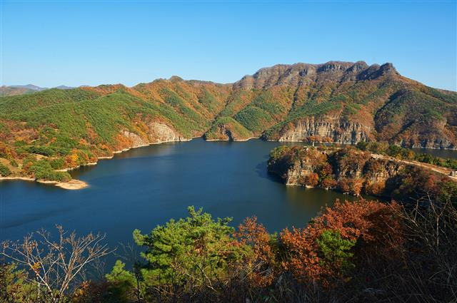 도선국사가 우리나라 국토의 중간 허리라고 표현한 화순군은 선사시대의 숨결이 깃든 세계문화유산 화순고인돌을 비롯해 천하제일경 화순적벽, 천불천탑의 운주사, 북면 서유리 공룡발자국 화석지 등 돌과 관련된 문화유적이 즐비한 고장이다. 화순적벽이 있는 동북호. 화순군 제공