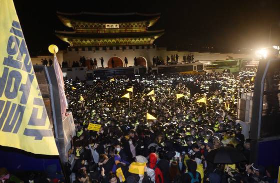 세월호 참사 1년 전국집중 범국민대회 참가자들이 지난해 4월18일 오후 서울광장을 출발해 광화문으로 행진, 경찰과 대치하고 있다. /사진=뉴스1