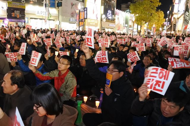 11일 오후7시  대구 중구 동성로 야외무대에서 열린 박근혜퇴진 2차 대구시국대회를 시민들이 촛불을 들고 가득 메우고 있다. 윤희정기자 yooni@hankookilbo.com