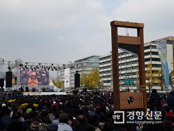 12일 서울 광화문광장에  ‘단두대’가 설치됐다. | 허진무 기자