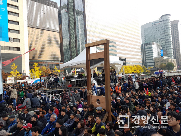 12일 서울 광화문광장에 ‘단두대’가 설치됐다. | 허진무 기자