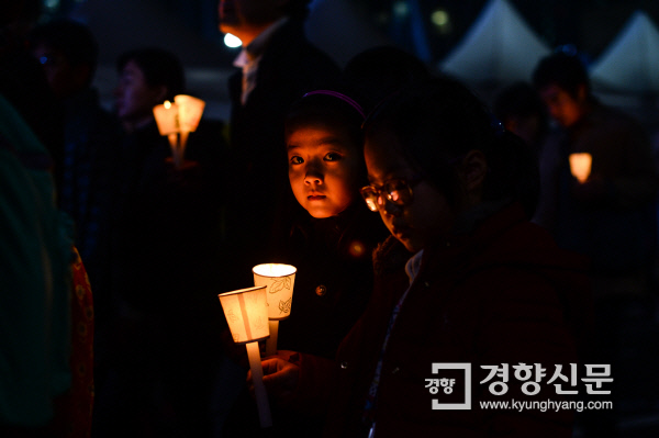 5일 저녁 서울 광화문 광장에서 열린 ‘박근혜 대통령 하야 촉구 집회’에 부모를 따라 나온 아이들이 촛불과 유인물을 들고 행진하고 있다. 이준헌 기자 ifwedont@