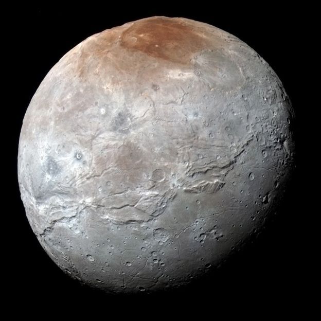 명왕성의 다섯 개의 위성 중 하나, 카론. 명왕성의 위성 가운데 가장 크다. [NASA]