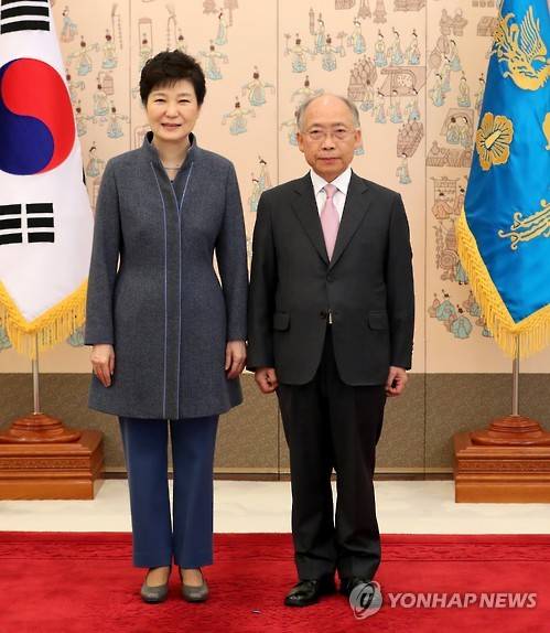 박근혜 대통령이 18일 오후 청와대에서 신임 대사와 기념촬영 | 인스티즈