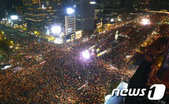 19일 오후 서울 광화문광장 일대에서 열린 4차 촛불집회에 참석한 시민들이 촛불을 들고 '최순실 게이트' 진상규명과 박근혜 대통령 퇴진을 촉구하며 가두행진을 하고 있다. (사진공동취재단)2016.11.19./뉴스1 © News1 사진공동취재단