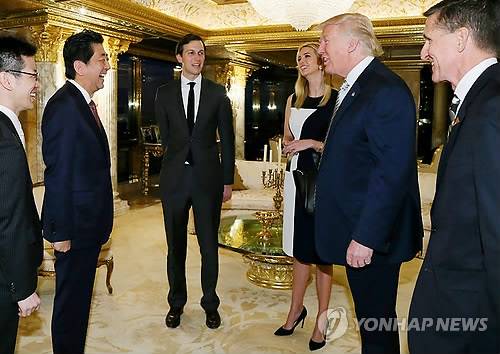 지난 17일(현지시간) 미국 뉴욕 맨해튼의 트럼프타워에서 90분간 진행된 도널드 트럼프 미국 대통령 당선인과 아베 신조 일본 총리의 비공개 회동에 참석한 재러드 쿠슈너(왼쪽 세번째). [AP=연합뉴스]