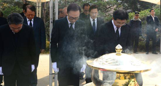 김영삼 전 대통령 서거 1주기를 하루 앞둔 21일 서울 동작구 국립서울현충원에서 이명박 전 대통령이 김 전 대통령의 묘역을 찾아 참배하고 있다. 뉴시스