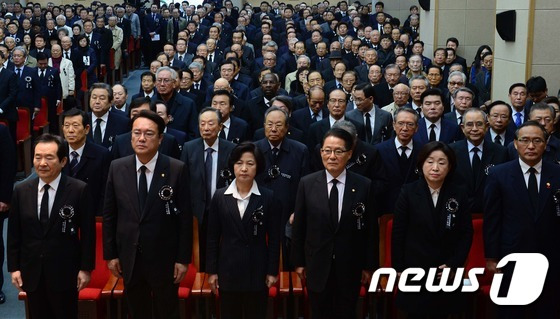 22일 서울 동작구 국립현충원 현충관에서 열린 김대중 전 대통령 서거 1주기 추모식에서 정세균 국회의장(앞줄 왼쪽부터), 정진석 새누리당 원내대표, 추미애 더불어민주당 대표, 박지원 국민의당 비대위원장, 심상정 정의당 대표가 김 전 대통령을 향해 인사하고 있다. 2016.11.22/뉴스1 © News1 오대일 기자