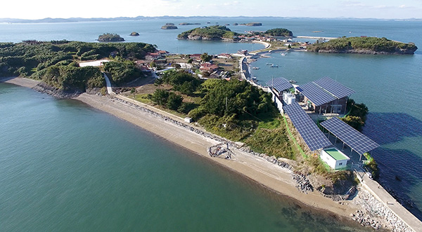 ⓒ시사IN 신선영 신·재생 에너지 섬으로 거듭난 죽도의 태양광 발전소를 하늘에서 본 모습.