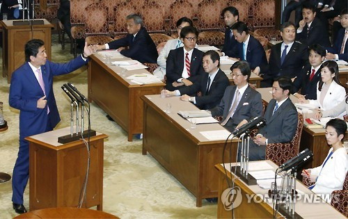 (도쿄 교도=연합뉴스) 24일 일본 참의원 환태평양경제동반자협정(TPP)특별위원회에서 아베 신조(安倍晋三·왼쪽) 총리가 제1야당인 민진당 렌호(蓮舫·오른쪽 맨 앞) 대표의 질의에 답변하고 있다. 2016.11.25