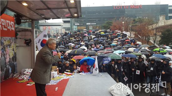 ▲ '새로운 한국을 위한 국민운동(이하 국민운동)'은 26일 오후3시께 서울역 광장에서 '제3차 대통령 하야반대 및 안보지키기 국민대회'를 열었다. 이날 집회에는 오후 4시 현재 경찰 추산 1000여명이 참가했다.