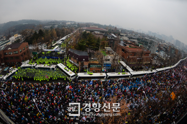 서울 150만명 운집에도…연행 ‘0’건 26일 제5차 촛불집회에서 처음으로 행진이 허용된 서울 청운효자동주민센터 앞에 모인 시민들이 박근혜 대통령 퇴진을 요구하고 있다.  이준헌 기자 ifwedont@kyunghyang.com