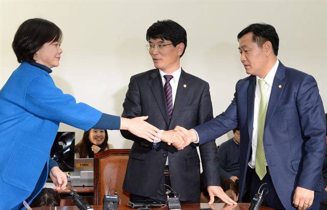 28일 국회에서 야3당 원내수석부대표가  박근혜 대통령 탄핵 소추 단일안 마련을 위해 인사하고 있다. 왼쪽부터 정의당 이정미, 더불어민주당 박완주, 국민의당 김관영 원내수석부대표. 오대근기자 inliner@hankookilbo.com
