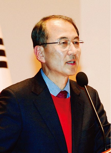 최외출 전 영남대 대외협력부총장. 박근혜 정권의 실세로 불리지만 최근 영남대 총장직에 출마하지 않겠다고 발표한 바 있다. [뉴스1]