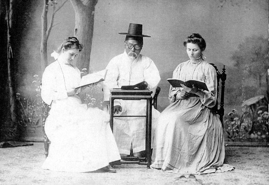 1905년 메리 선교사(왼쪽)가 동료와 조선인 장로로부터 한국어 교육을 받고 있다.