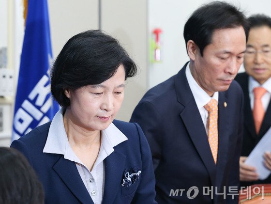 추미애 더불어민주당 대표와 우상호 원내대표가 2일 서울 여의도 국회에서 열린 최고위원회의에 참석하고 있다. 2016.12.2/뉴스1  <저작권자 © 뉴스1코리아, 무단전재 및 재배포 금지>