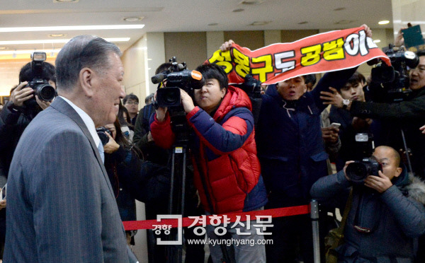 6일 서울 여의도 국회에서 열린 국정조사에 정몽구 현대차 회장이 참석하자 시위대가 피켓을 흔들고 있다./권호욱 선임기자