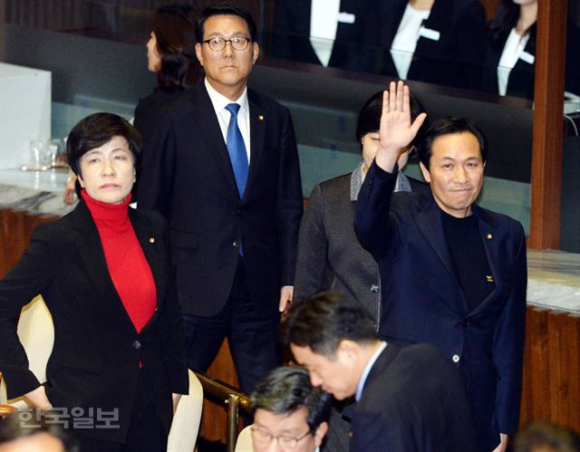 [저작권 한국일보] 9일 국회 본회의장에서 박근혜 대통령에 대한 탄핵안이 상정되어  가결된 후 방청석의 세월호 유족이 환호하자 우상호 원내대표가 손을 들어 보이고 있다.오대근기자 inliner@hankookilbo.com