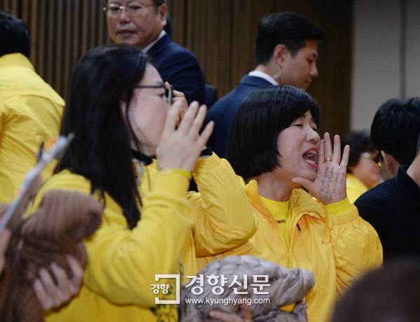 국회 탄핵소추안 가결을 방청석에서 지켜보던 세월호 유가족들 | 인스티즈