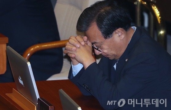이정현 새누리당 대표가 9일 오후 서울 여의도 국회에서 박근혜 대통령 탄핵소추안 투표가 진행되는 동안 초조한 표정을 짓고 있다. 2016.12.9/뉴스1  <저작권자 © 뉴스1코리아, 무단전재 및 재배포 금지>