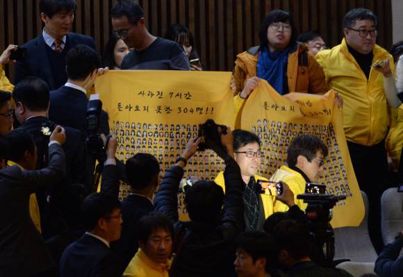 국회 탄핵소추안 가결을 방청석에서 지켜보던 세월호 유가족들 | 인스티즈
