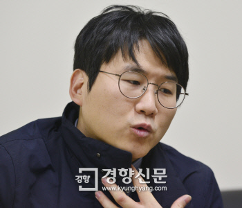 대리운전을 하며 글을 쓰고 있는 김민섭씨는 “타인의 운전석과 다름없는 ‘을의 공간’은 사회 곳곳에 존재한다”면서 “‘을’의 처지를 헤아려 주는 손님에게 무한한 존경심이 생긴다”고 말했다. 아래는 김씨의 카카오 대리기사 신분증이다.  박민규 선임기자 parkyu@kyunghyang.com