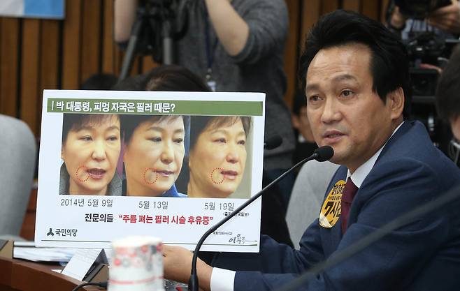 안민석 더불어민주당 의원이 12월 14일 국회 ‘최순실 국정농단 사건 진상규명 국정조사 특별위원회’ 청문회에서 박근혜 대통령의 필러 시술 의혹에 대해 말하고 있다. 한겨레 이정우 선임기자