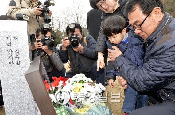 고 박유신 소령의 아들 박지안군이 5일 국립대전현충원에 안장된 고인의 무덤 앞에 놓인 보국훈장을 바라보고 있다. 대전=프리랜서 김성태