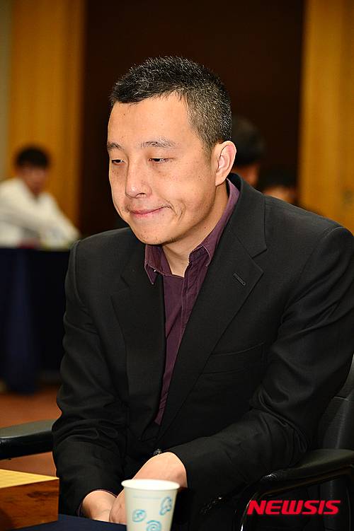 【청주=뉴시스】인진연 기자 =   30일 오전 충북 청주시 라마다 청주호텔에서 열린 21회 LG배 조선일보 기왕전 32강전에서 이세돌 9단과 대국 중인 중국의 구리 9단이 생각에 잠겨 있다. 2016.05.30   inphoto@newsis.com