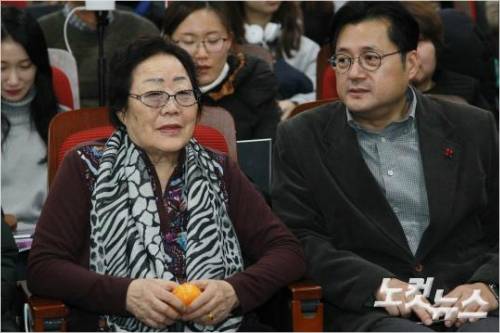 이용수 위안부 피해 할머니(왼쪽)와 이야기하는 더불어민주당 홍익표 의원(오른쪽)