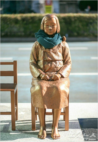 부산 동구 일본영사관 앞 평화의 소녀상.(사진=부산CBS 송호재 기자)