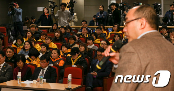 세월호 유가족들이 16일 서울 여의도 국회 의원회관에서 열린 세월호 인양 대국민 설명회에서 인양업체인 상하이샐비지 컨소시엄 지앙 옌 부사장의 인양 과정을 듣고 있다. 2017.1.16/뉴스1 © News1 허경 기자