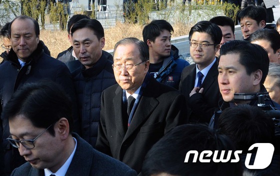 반기문 전 유엔사무총장이 17일 오전 경남 김해 봉하마을 고 노무현대통령 묘역을 참배하기 위해 이동하고 있다. 2017.1.17/뉴스1 © News1 여주연 기자