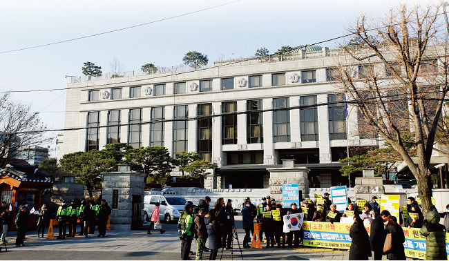 3차 변론이 열린 1월 10일 오전 헌법재판소 앞 풍경. [조영철 기자]