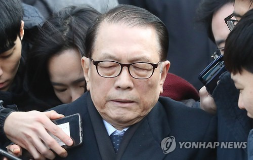 (서울=연합뉴스) 최재구 기자 = 20일 오후 문화·예술계 &apos;블랙리스트&apos; 작성·관리의 &apos;설계자&apos;로 거론된 김기춘 전 대통령 비서실장이 영장실질심사를 마치고 차량에 오르고 있다. 2017.1.20      mon@yna.co.kr