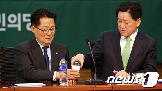 24일 서울 여의도 국회 의원회관에서 열린 국가대개혁위원회 전체회의에서 주승용 국민의당 원내대표가 박지원 대표에게 물을 따라주고 있다. 2017.1.24/뉴스1 © News1 손형주 기자