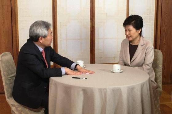 박근혜 대통령이 25일 청와대 상춘재에서 &apos;정규재tv&apos; 운영자인 정규재 한국경제신문 주필과 인터뷰를 하고 있다/ 사진=정규재tv 제공