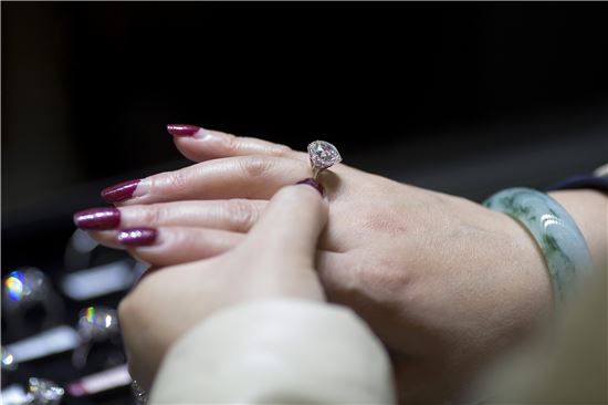 홍콩의 저우다푸(周大福) 매장에서 한 여성이 다이아몬드 반지를 껴보고 있다(사진=블룸버그뉴스).