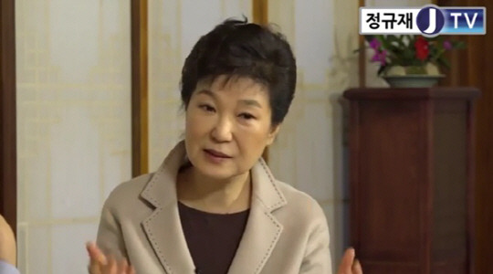 박근혜 대통령이 지난 25일 청와대 상춘재에서 정규재 한국경제신문 주필과 인터뷰를 하고 있다. /사진=정규재TV 캡처
