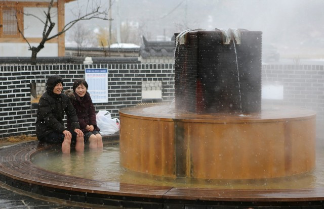 석모도 매음리에 한 리조트업체가 조성한 무료 온천수 족욕체험장.