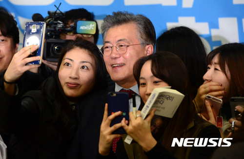 【성남=뉴시스】박주성 기자 = 8일 오후 경기도 성남시 중원구 아이에스씨(ISC)에서 열린 여성공감, 일·가정 양립 일자리 현장간담회에서 더불어민주당 문재인 전 대표가 참석해 직원들과 셀프 카메라를 찍고 있다. 2017.02.08.   park7691@newsis.com