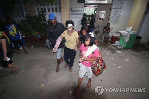 (자카르타=연합뉴스) 황철환 특파원 = 10일(현지시간) 오후 10시 3분께 필리핀 남부 민다나오섬 인근 해저에서 발생한 규모 6.5의 강진으로 부상한 수리가오 주민들이 병원에서 치료를 받고 거리로 나서고 있다. 2016.2.11 [AFP=연합뉴스자료사진]