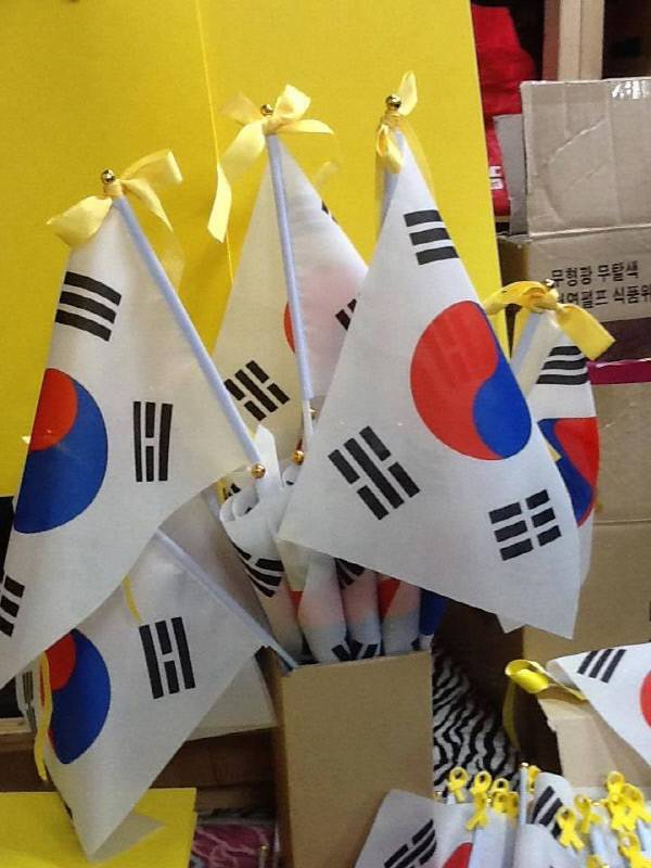 지난 11일 서울 광화문 광장에 등장한 세월호 추모를 의미하는 노란 리본이 달린 태극기 / 노혜경 시인·시민 김덕희씨 제공