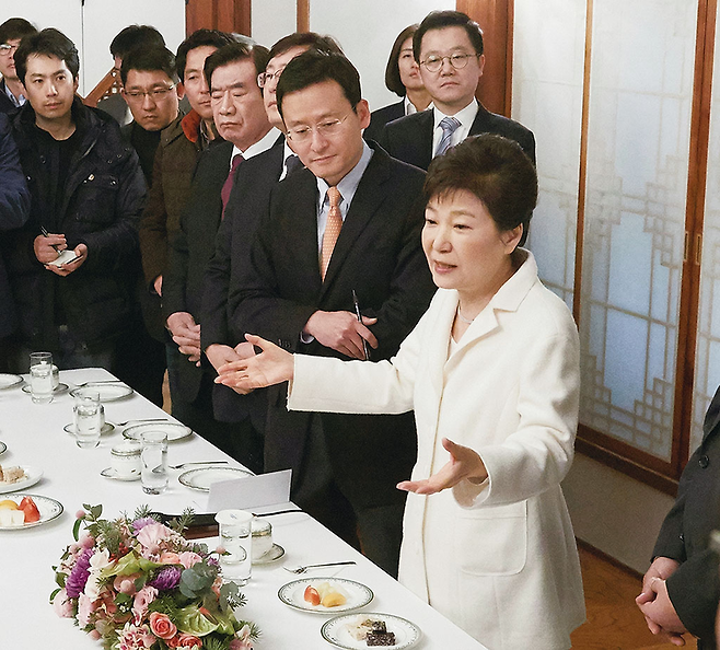 박근혜 대통령이 직무정지 23일 만인 1월1일 청와대에서 기자간담회를 하고 있다. © 연합뉴스