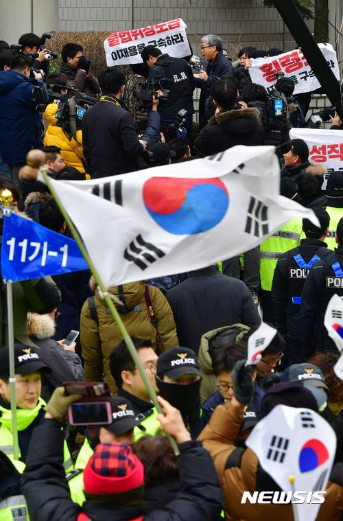 법원 앞 이재용 구속 찬성과 반대 | 인스티즈