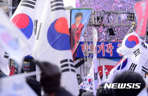 【서울=뉴시스】전신 기자 = 18일 서울 중구 덕수궁 대한문 앞에서 열린 탄핵반대 태극기 집회에서 참가자들이 태극기를 흔들며 박근혜 대통령 탄핵 기각을 촉구하고 있다. 2017.02.18   photo1006@newsis.com